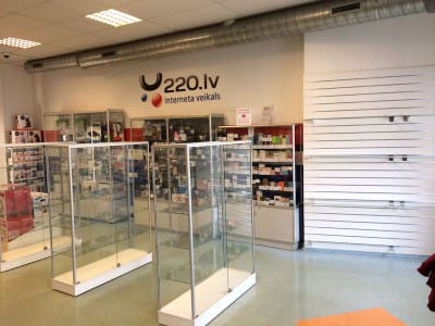 Uzstādījām jaunas stikla vitrīnas ar plauktiem un slēdzamām durvīm 220.lv interneta veikalā. Tāpat tika uzstādīta eirosienas ar stiprinājumiem VVN.LV 2
